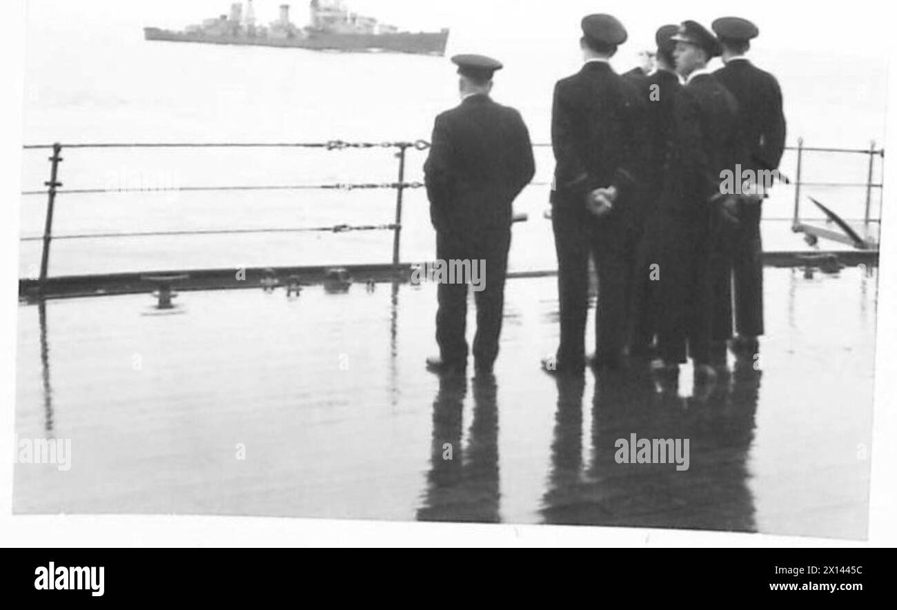 IL PRIMO MINISTRO E IL PARTITO CHE ATTRAVERSANO L'ATALANTIC PER INCONTRARE IL PRESIDENTE ROOSEVELT - American Destroyer si avvicinano quando la HMS Prince of Wales si avvicina al porto dell'esercito britannico Foto Stock