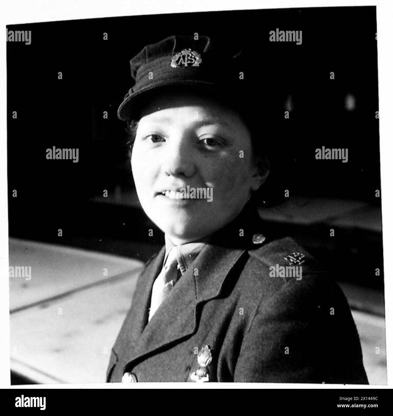 La privata Alexina Budge serve il servizio territoriale ausiliario presso un faro, svolgendo compiti assegnati e mantenendo la prontezza operativa. Foto Stock