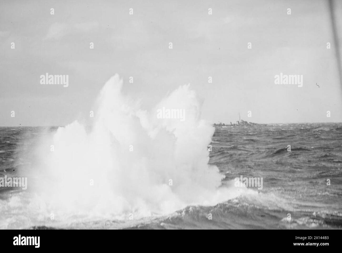La HMS Bedouin si impegnò in profondità caricando un U-Boot durante i preparativi per le operazioni norvegesi nell'ottobre 1941, insieme alla HMS Victorious, alla HMS King George V e scortando cacciatorpediniere. Foto Stock