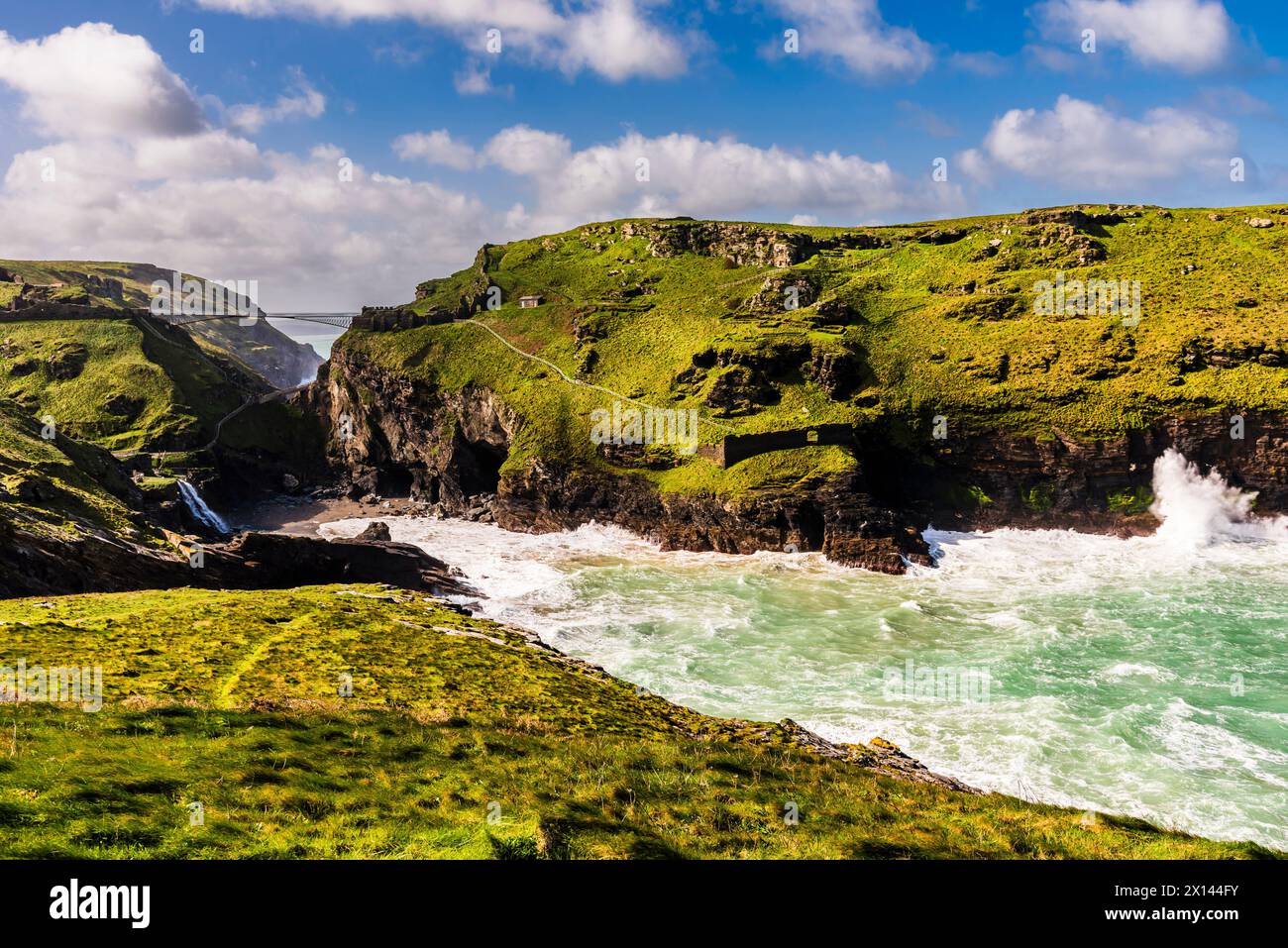 Onde che si infrangono sull'isola di Tintagel alla fine della tempesta Kathleen, scattate da Barras Nose, Tintagel, Cornovaglia, Regno Unito Foto Stock