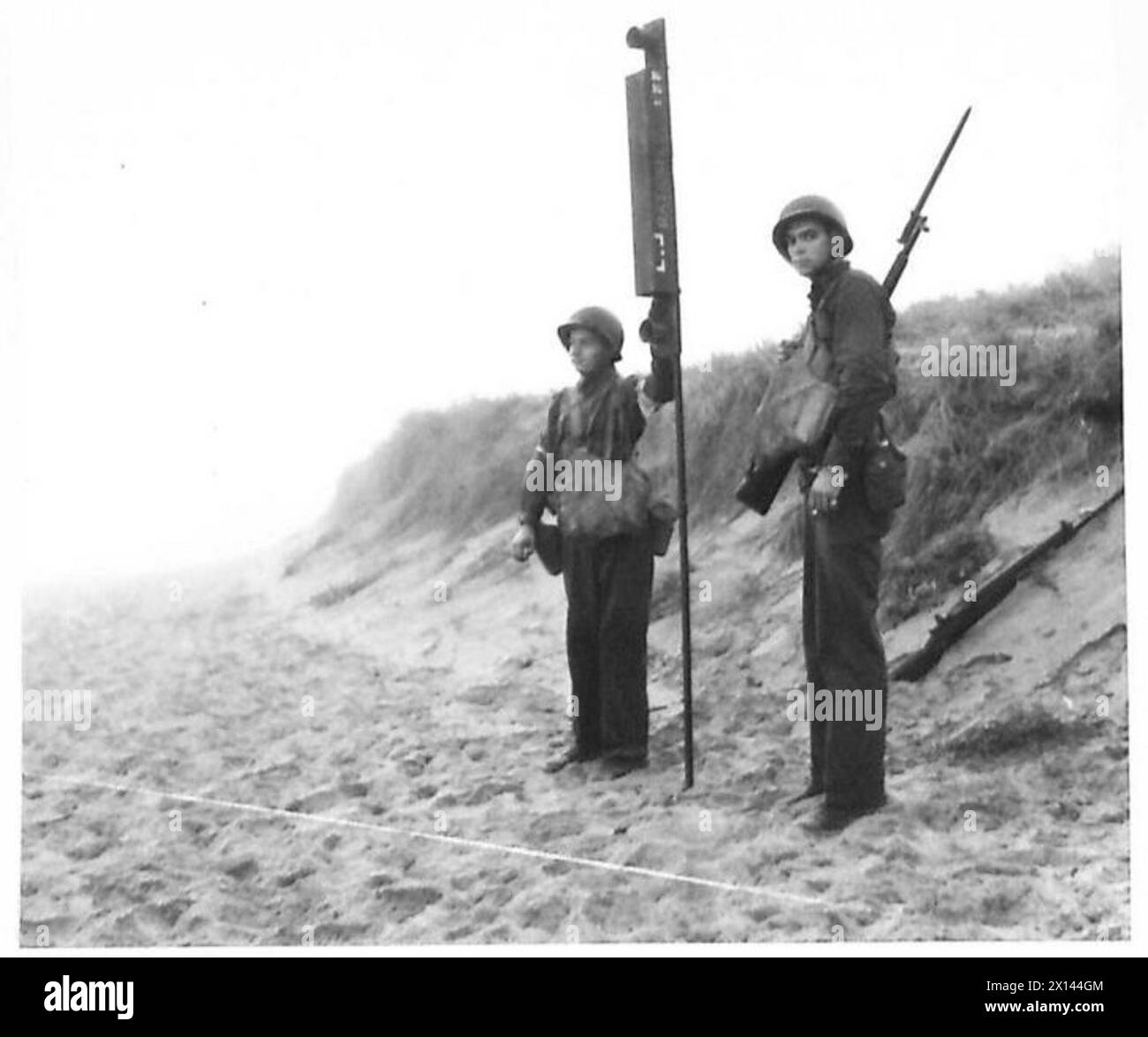 Le truppe americane della 34th Infantry Division guidarono l'avvicinamento dei mezzi da sbarco utilizzando dispositivi di segnalazione alla spiaggia di Surcouf, 20 miglia ad est di Algeri il 9 novembre 1942 durante l'operazione Torch. Foto Stock