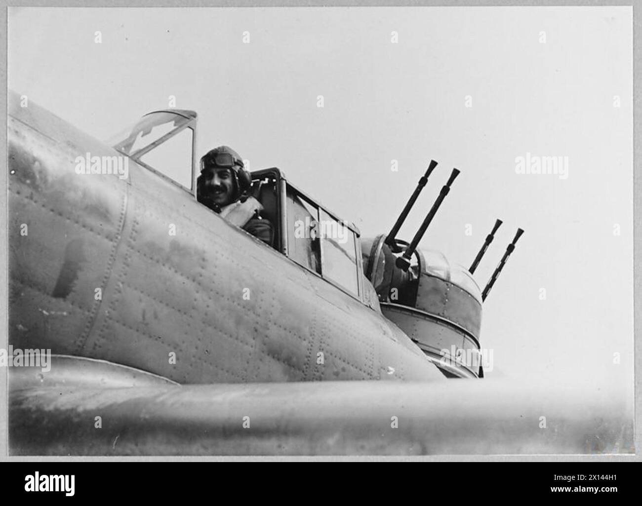 Un pilota del No. 264 Squadron vola su un Boulton Paul Defiant Mk i durante la Battaglia d'Inghilterra nell'agosto 1940 a Kirton nel Lindsey, Lincolnshire, conducendo operazioni aeree difensive. Foto Stock
