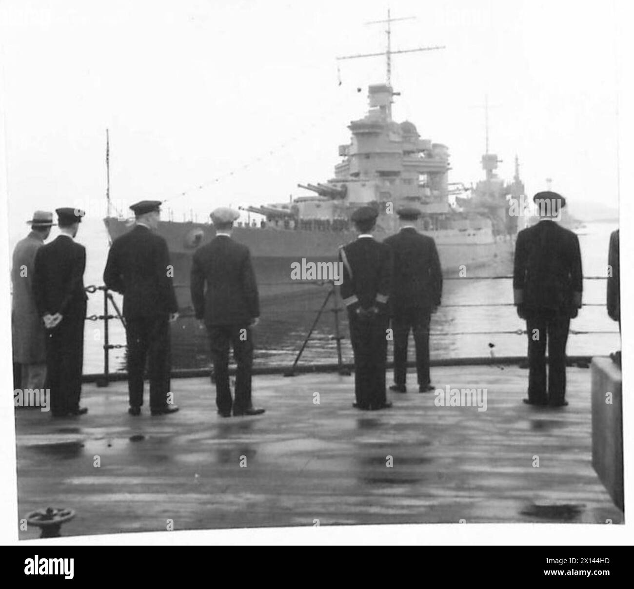 IL PRIMO MINISTRO E IL PARTITO SULLA STRADA ATTRAVERSO L'ATALANTIC PER INCONTRARE IL PRESIDENTE ROOSEVELT - la HMS Prince of Wales passa le navi da guerra americane entrando nel porto dell'esercito britannico Foto Stock