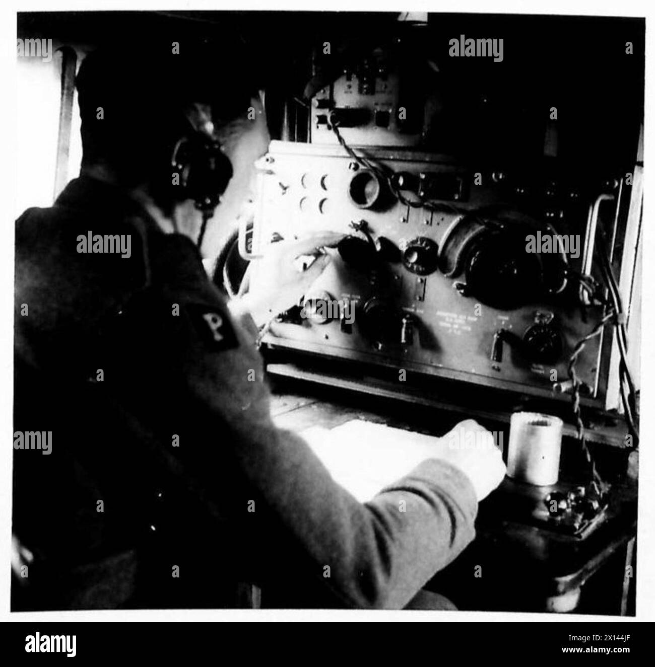 L'interno di un veicolo che riceve segnali in funzione mostra le apparecchiature di comunicazione utilizzate dall'esercito britannico, 21st Army Group. Foto Stock