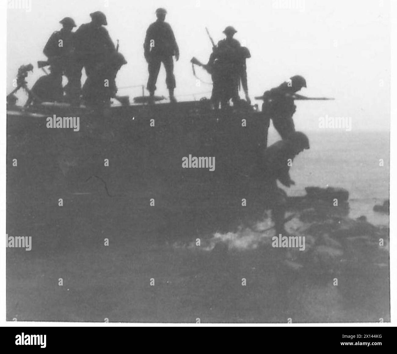 HOME GUARD 'MARINES' - alcune delle Home Guards sbarcano da barche a motore, British Army Foto Stock