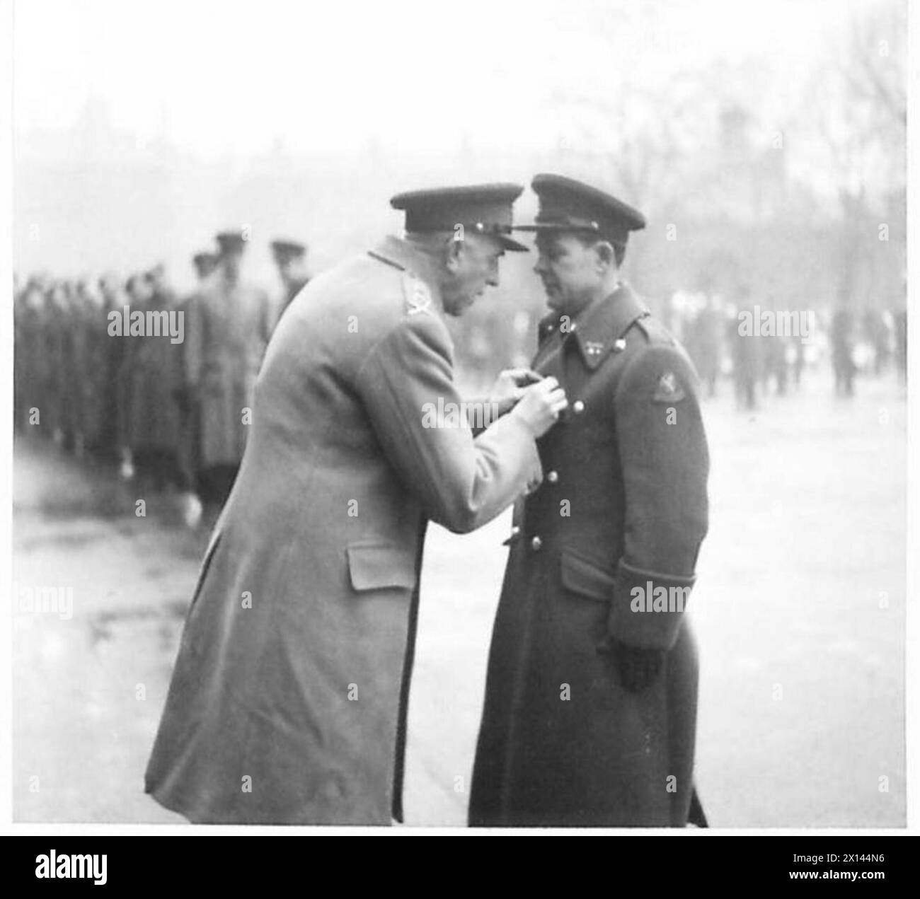 Il tenente generale H. Franklyn consegna premi alla caserma di Chelsea ad ufficiali alleati, sottufficiali e RUP, tra cui il tenente colonnello Leo Johan Anton Schooneberg dei Paesi Bassi insignito dell'O.B.E. Foto Stock