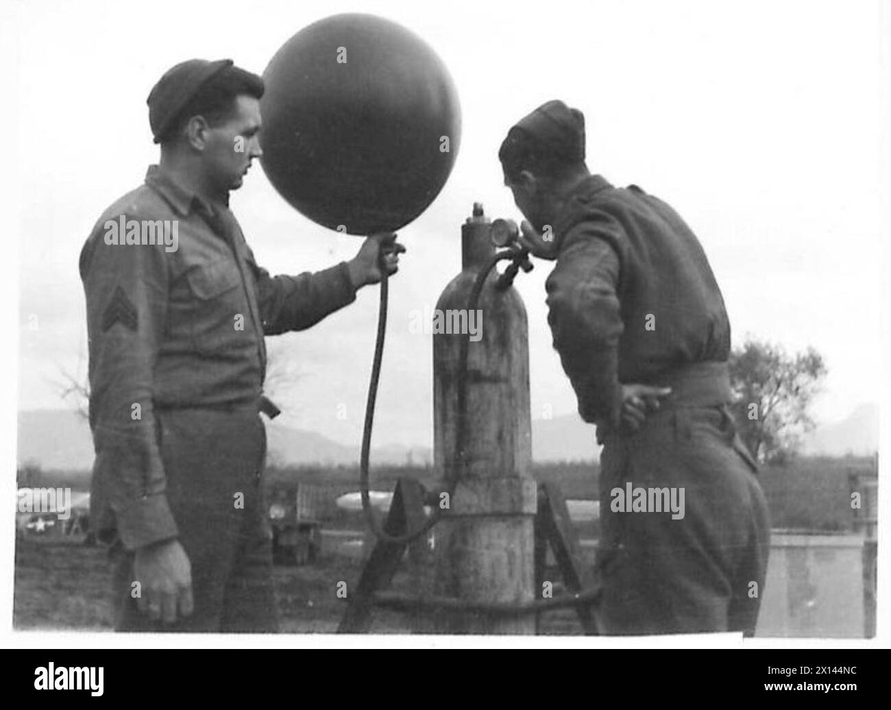 ITALIA : QUINTO ARMYMEN CHE DICE "NO" AL GENERALE - S/SGT. Craig con l'assistenza del Cpl. T. Langham dello Yorkshire riempiendo un pallone di osservazione con gas dell'esercito britannico Foto Stock