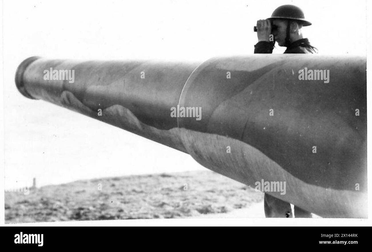 Un soldato di guardia è posizionato su un cannone costiero da 9,2 pollici, svolgendo compiti di osservazione per proteggere la costa nord-orientale della Gran Bretagna. Foto Stock