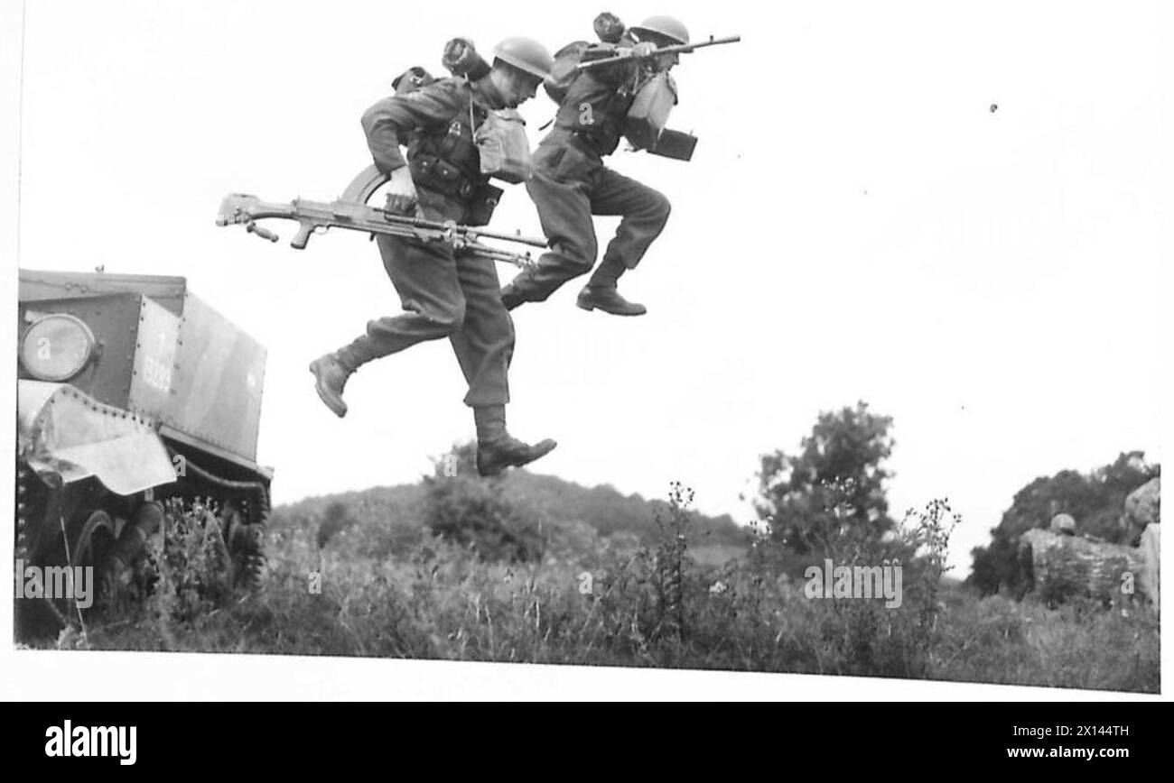 I mitraglieri Bren reagiscono al contatto con le forze avversarie, evidenziando la prontezza e la risposta di fanteria nelle operazioni militari. Foto Stock
