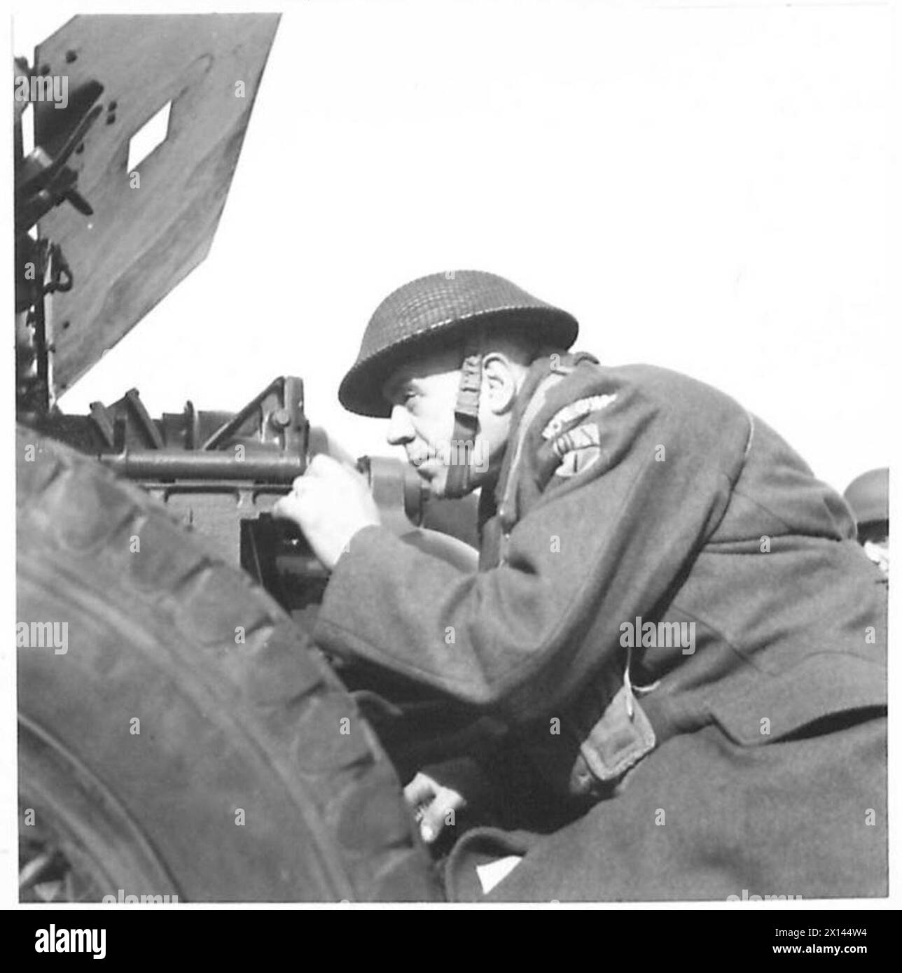 Uno strato di artiglieria della Home Guard utilizza la visuale aperta su un cannone da 18 libbre durante le esercitazioni contro i carri armati sotto la supervisione dell'esercito britannico. Foto Stock
