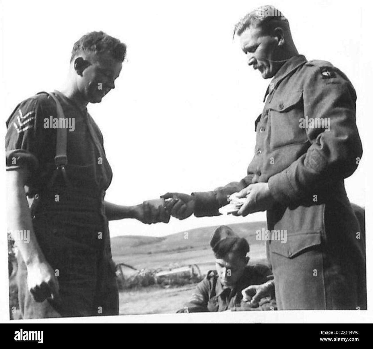 Un sergente che riceve le razioni fornite dalla NAAFI per le unità di prima linea, l'esercito britannico Foto Stock