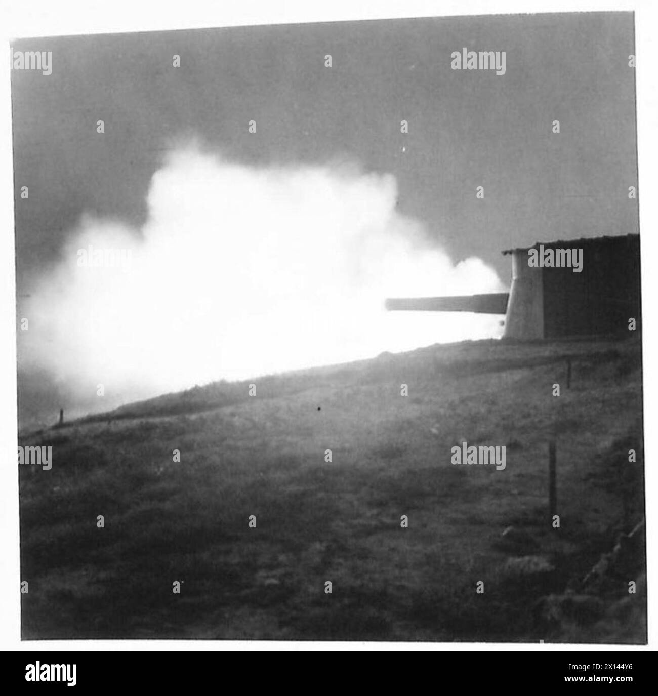 Un cannone da 9,2 pollici per la difesa costiera conduce un'esercitazione di tiro notturno, gestita dal personale dell'esercito britannico. Foto Stock