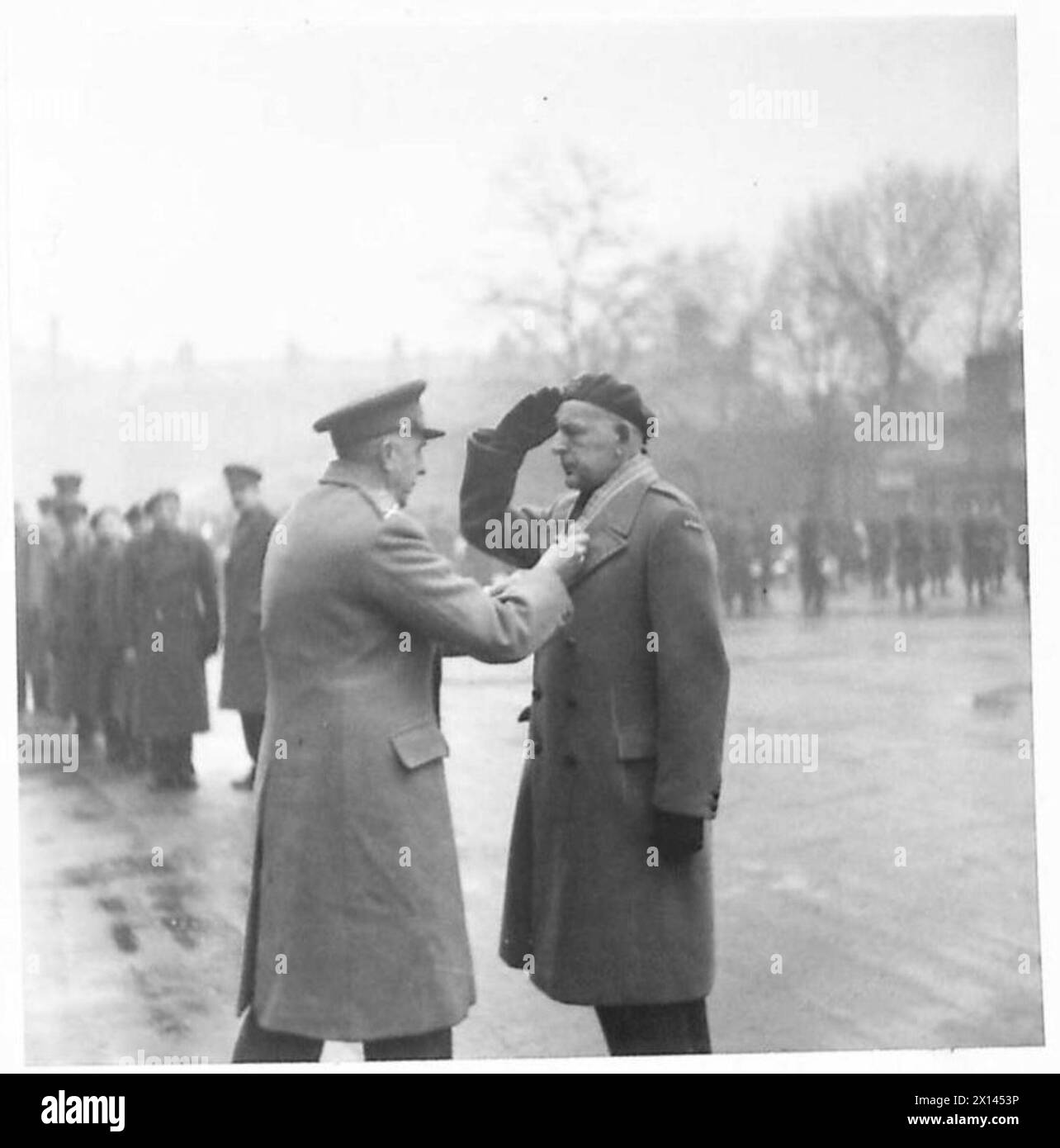 Il tenente generale H. Franklyn, C-in-C Home Forces, consegna premi alla caserma di Chelsea; il colonnello Andrizej Liebich delle forze polacche riceve il C.B.E. Foto Stock