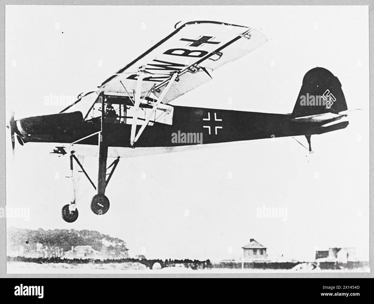 Il Fieseler Storch Fi.156.C è raffigurato l'atterraggio con alette estese, mostrando il design del motore e degli aerei tedeschi del dopoguerra. Foto Stock