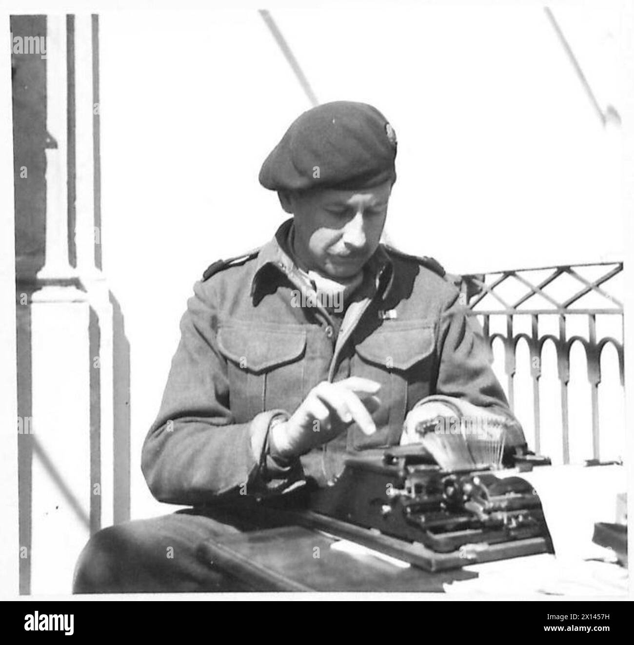 L'ESERCITO BRITANNICO IN NORD AFRICA, SICILIA, ITALIA, BALCANI E AUSTRIA 1942-1946 - Roderick MacDonald un australiano di 31 anni che ora sta coprendo la sua ottava campagna. Indossa un berretto rosso donatogli da truppe aviotrasportate dopo essere atterrato da alianti dietro le linee nemiche in Sicilia, e afferma di essere stato prigioniero di guerra per un periodo più breve di qualsiasi altro corrispondente - per due ore. MacDonald rappresenta il "Sydney Morning Herald" e i suoi dispacci sono pubblicati sul "News Chronicle" British Army Foto Stock