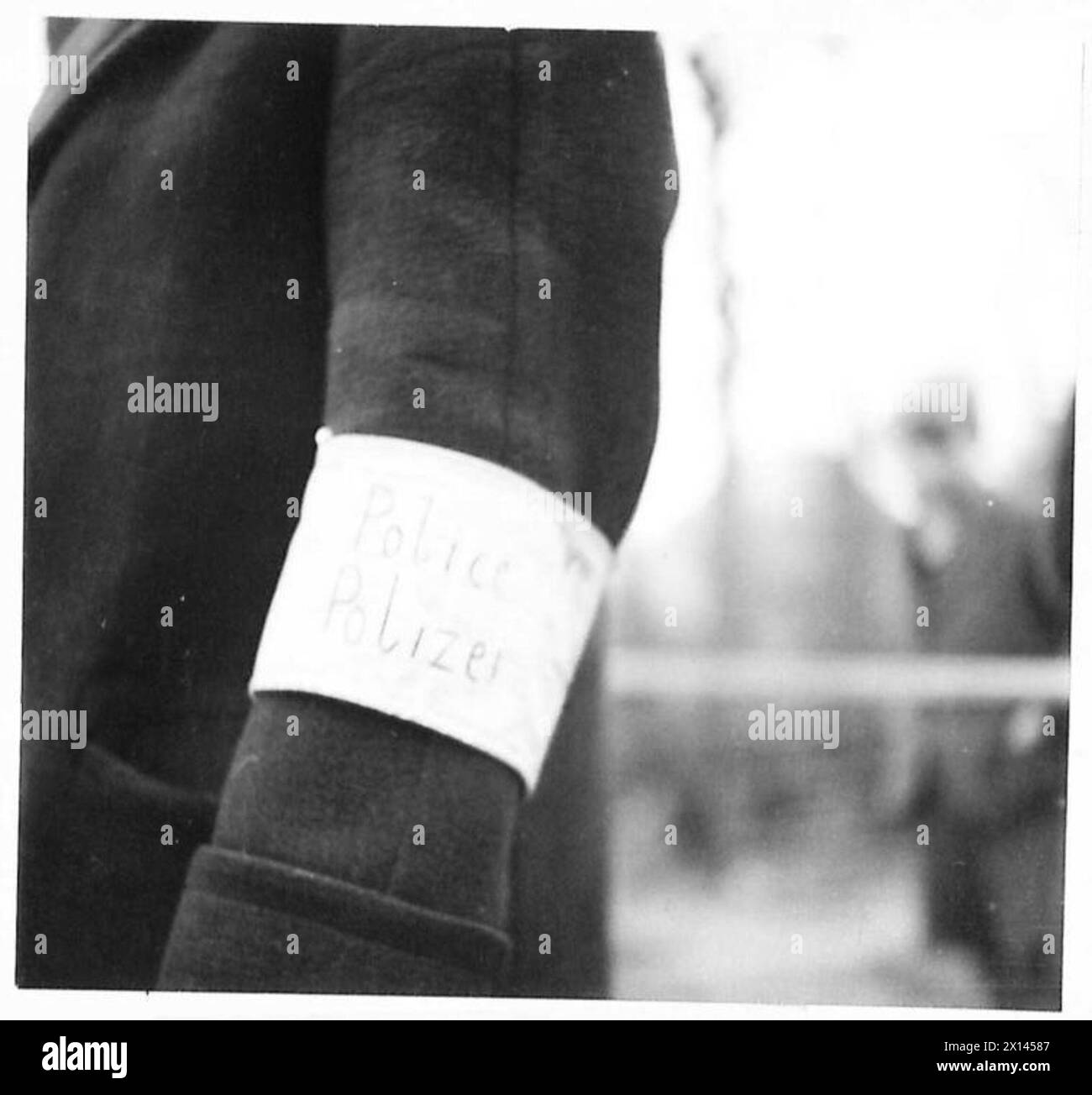 Una banda di polizia tedesca si esibisce in abbigliamento temporaneo sotto la supervisione del governo militare britannico fino a quando non vengono fornite uniformi ufficiali, documentate dal 21st Army Group dell'esercito britannico. Foto Stock