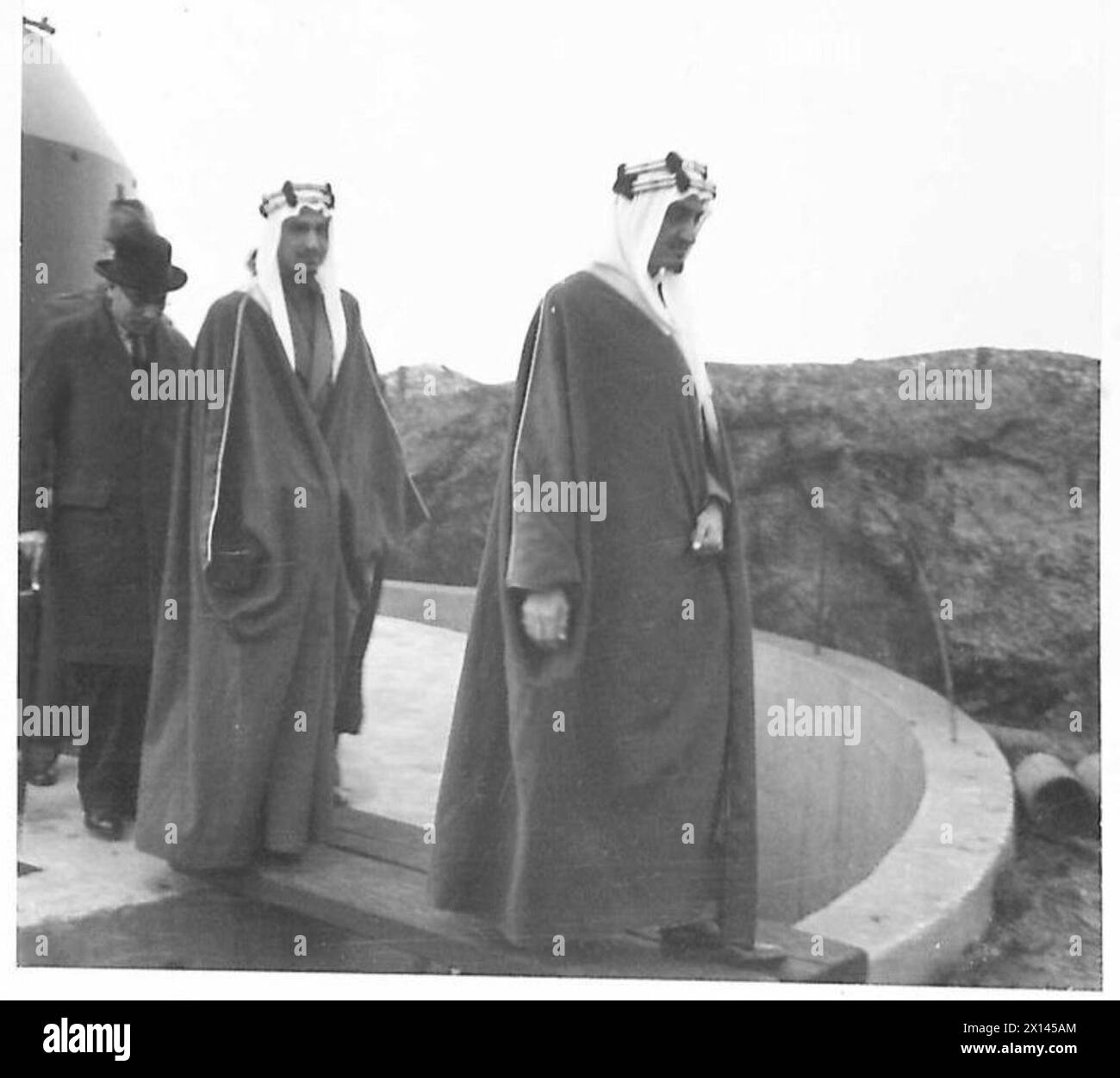 I PRINCIPI ARABI AMMIRANO Le DIFESE ANTIAEREE DI LONDRA, gli Emirati Feisal e Khalid bin 'Abd al-'Aziz durante il loro tour Foto Stock