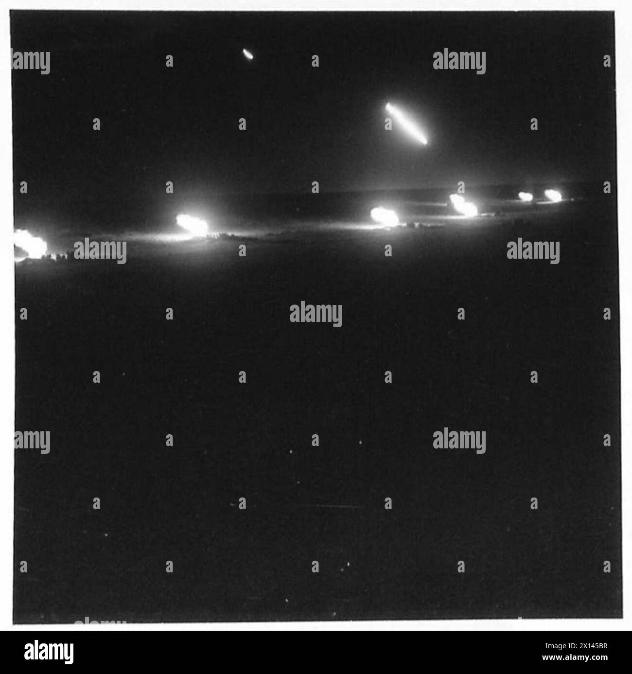 Durante la battaglia di Gabes Gap, l'Ottava Armata condusse un bombardamento notturno di artiglieria utilizzando cannoni da 4,5 pollici del 64th Medium Regiment, Royal Artillery, prima di lanciare l'attacco a terra. Foto Stock