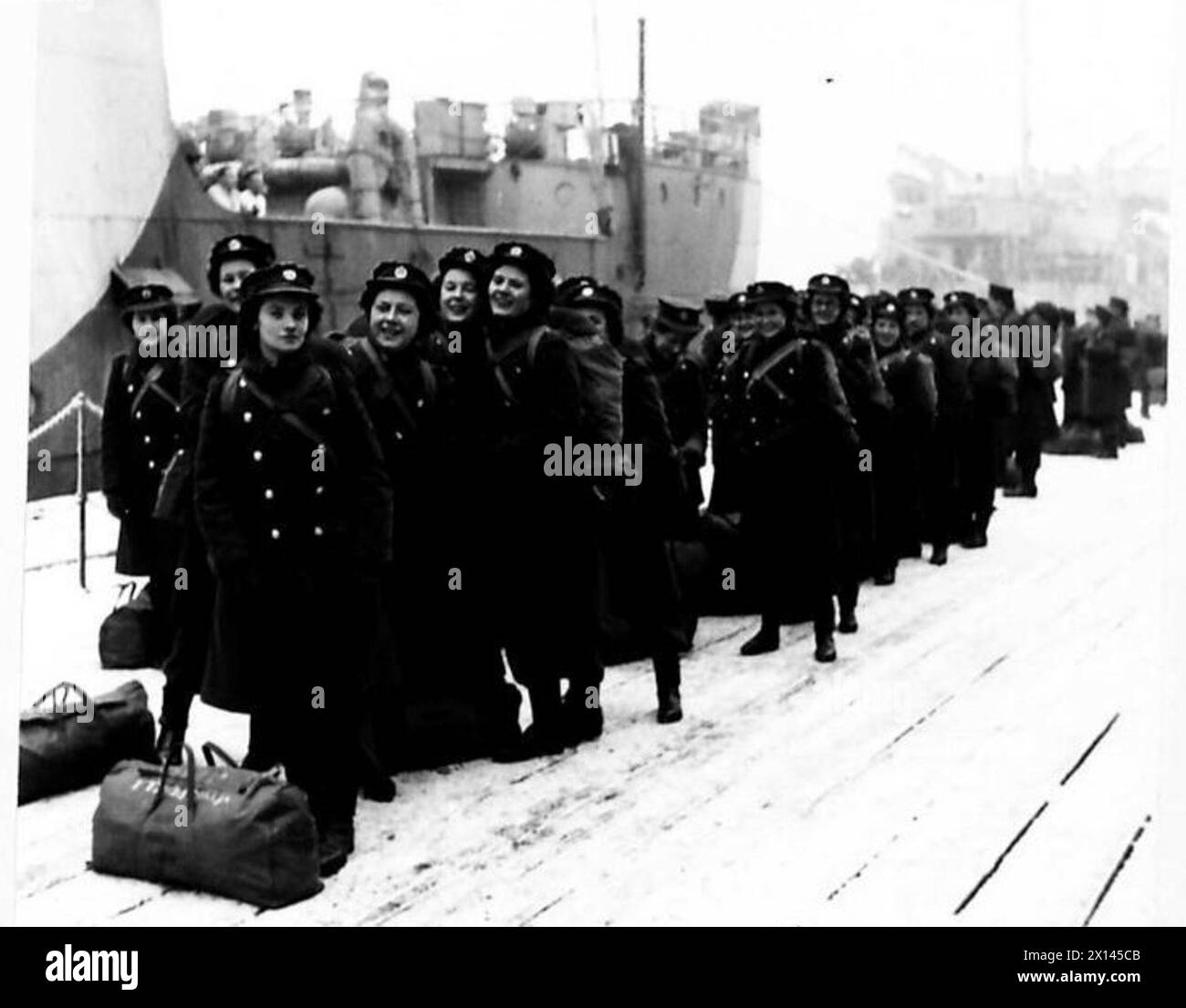 I membri del servizio territoriale ausiliario aspettano sulla banchina di Tilbury per imbarcarsi sulla nave Ulster Monarch. Foto Stock