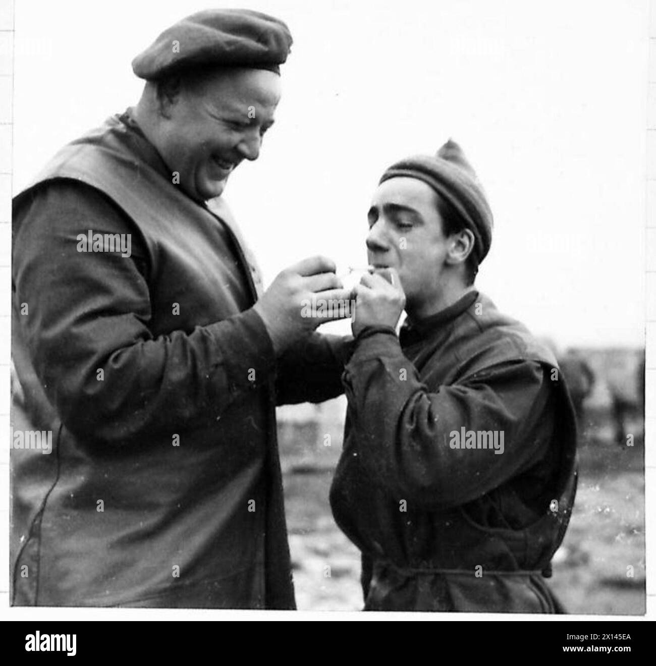 I cannonieri contraerei J.C. Caines di Leeds e S.J.F. Garner di Coventry conversano al di fuori delle capanne invernali condivise dai cannonieri e dal personale ATS. Foto Stock