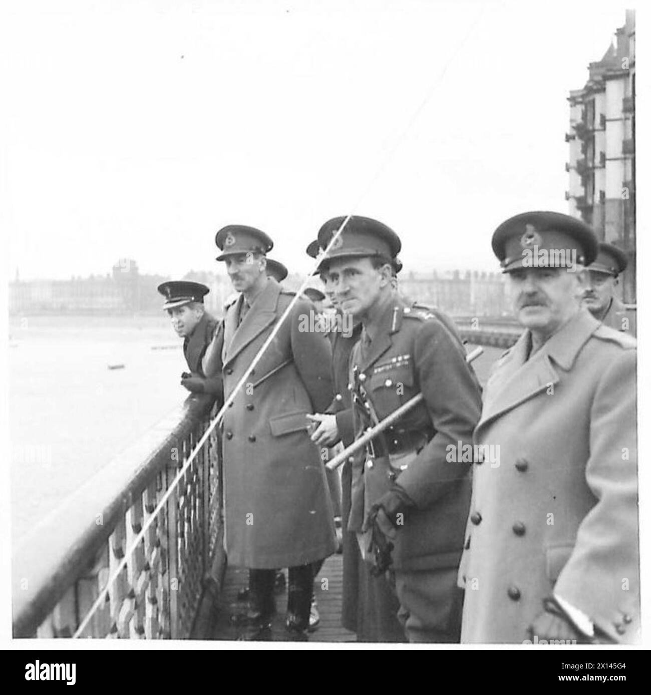 Il comandante in capo delle forze interne visita il Western Command, accompagnato dal tenente generale E.C.A. Schreiber, osservando un lancio bersaglio radiocontrollato sotto la supervisione dell'esercito britannico. Foto Stock