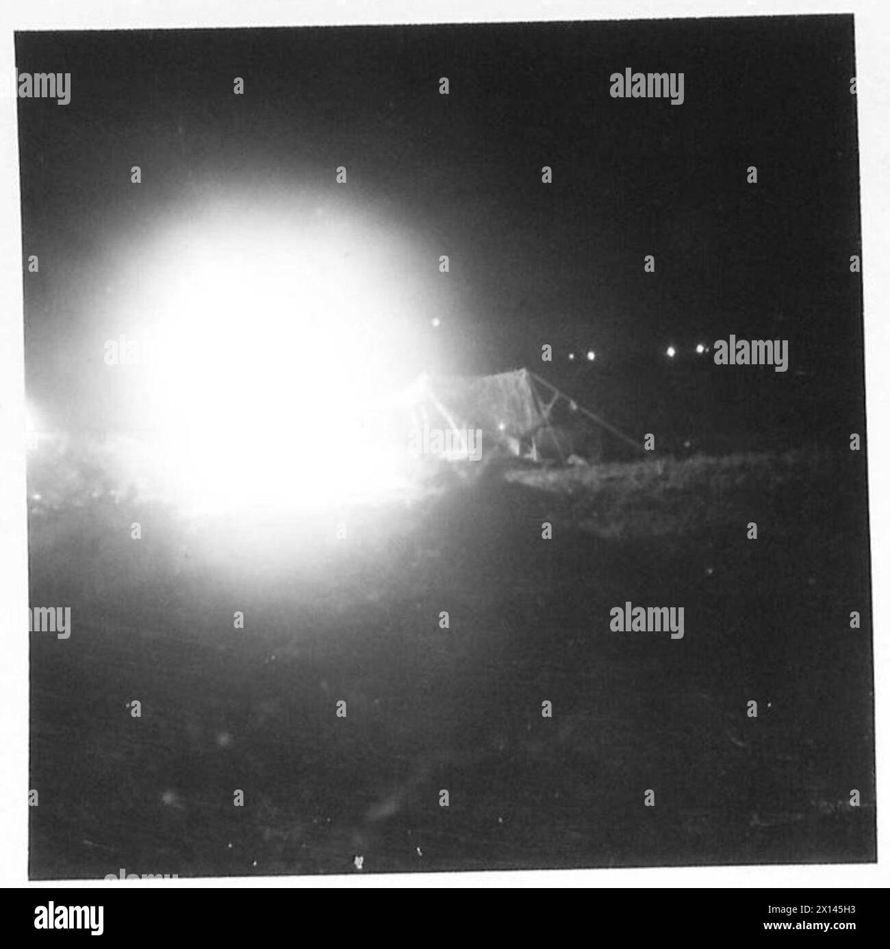 L'artiglieria media dell'Ottava Armata sparò proiettili notturni alle posizioni nemiche durante la battaglia del fiume Sangro in Italia. Foto Stock