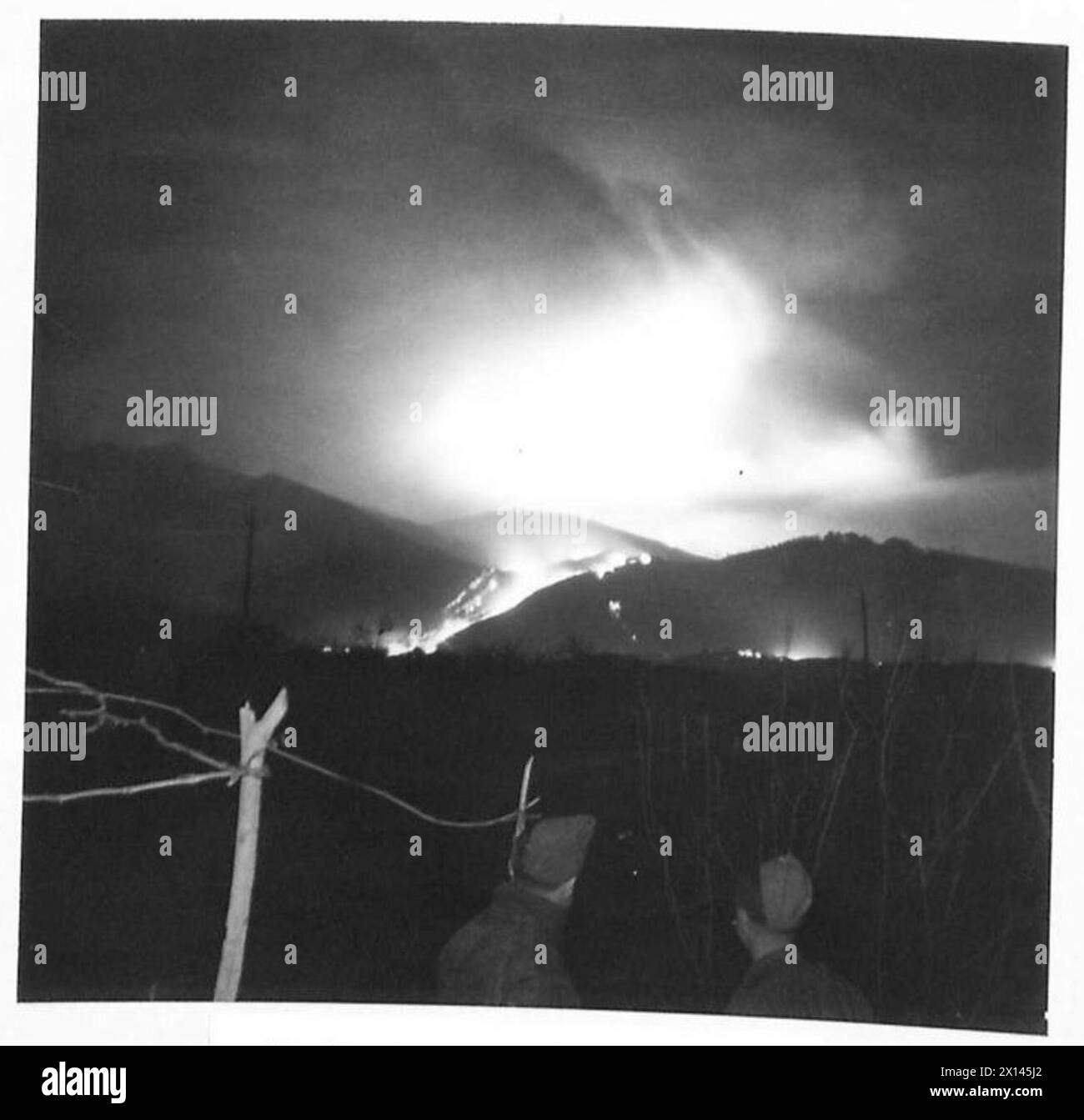 Due soldati britannici osservano l'eruzione del Vesuvio di notte nella zona della Quinta Armata in Italia durante le operazioni dell'Esercito britannico. Foto Stock