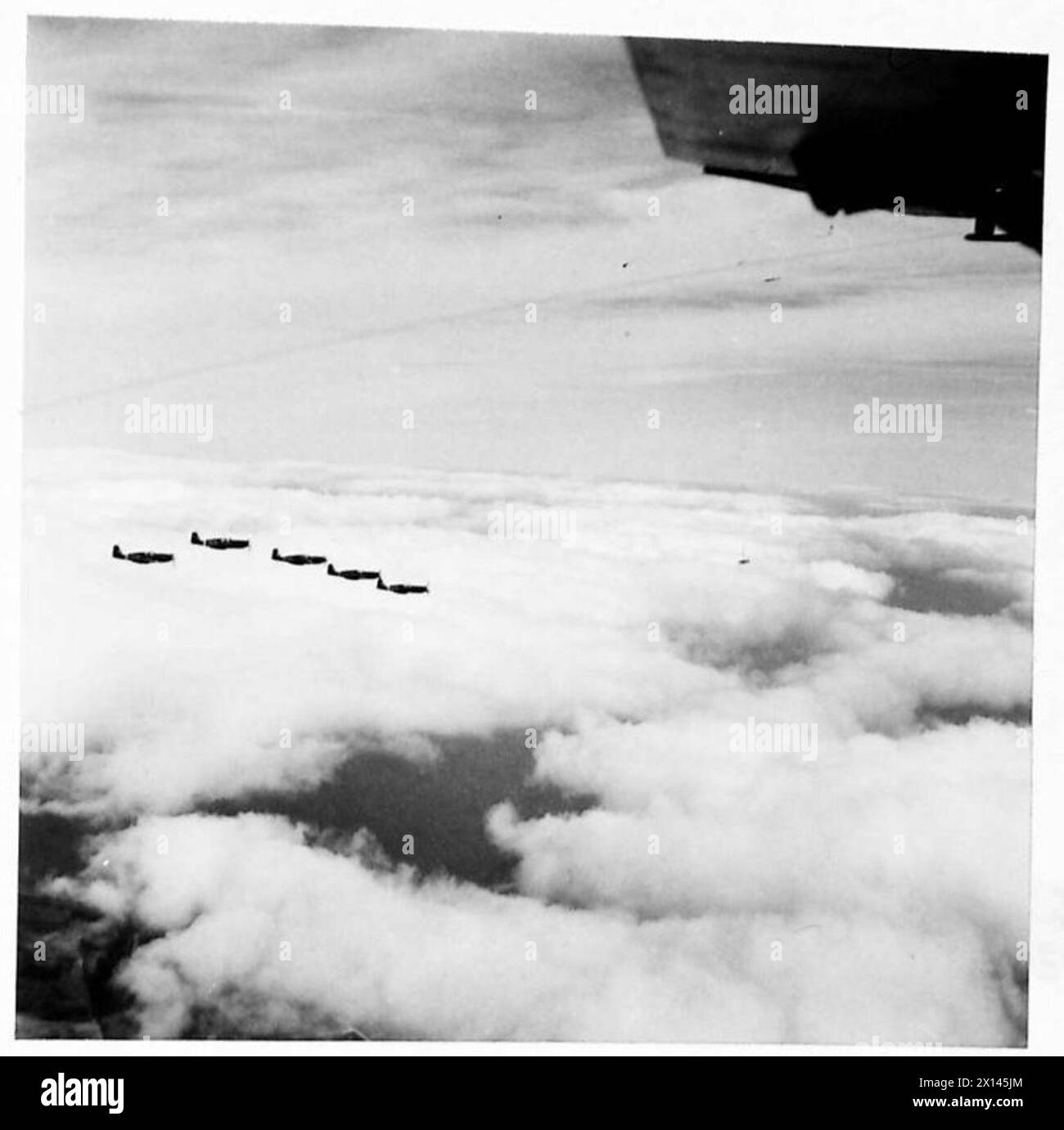 Il British Army Tactical Reconnaissance Squadron Mustang vola in formazione sopra le nuvole sopra la Scozia durante un volo di prova per l'osservazione aerea e l'addestramento. Foto Stock