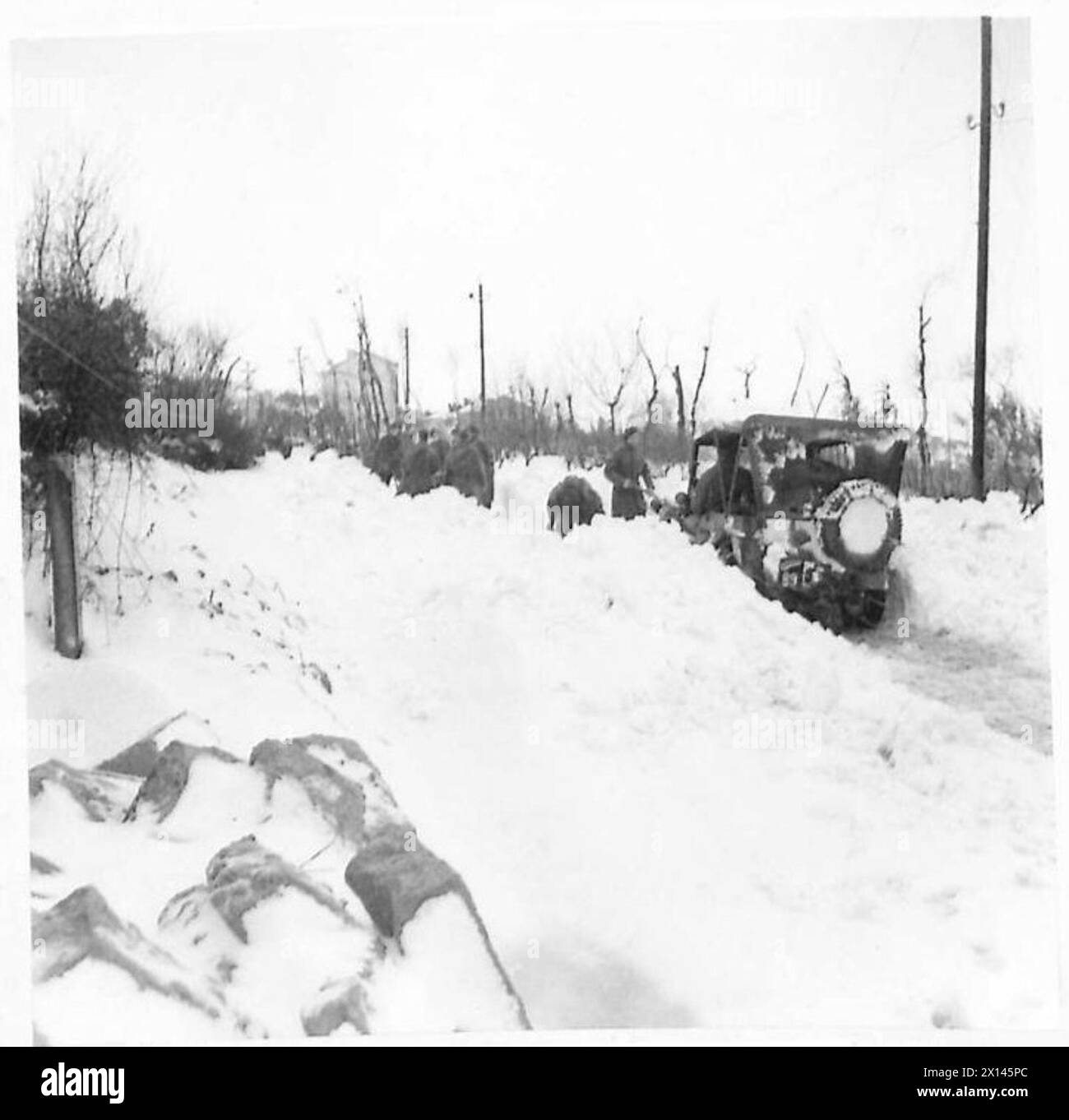 Le truppe britanniche dell'VIII Armata liberano la neve dalle rotte principali per mantenere le linee di rifornimento sui fronti in Nord Africa, Sicilia, Italia, Balcani e Austria tra il 1942 e il 1946. Foto Stock