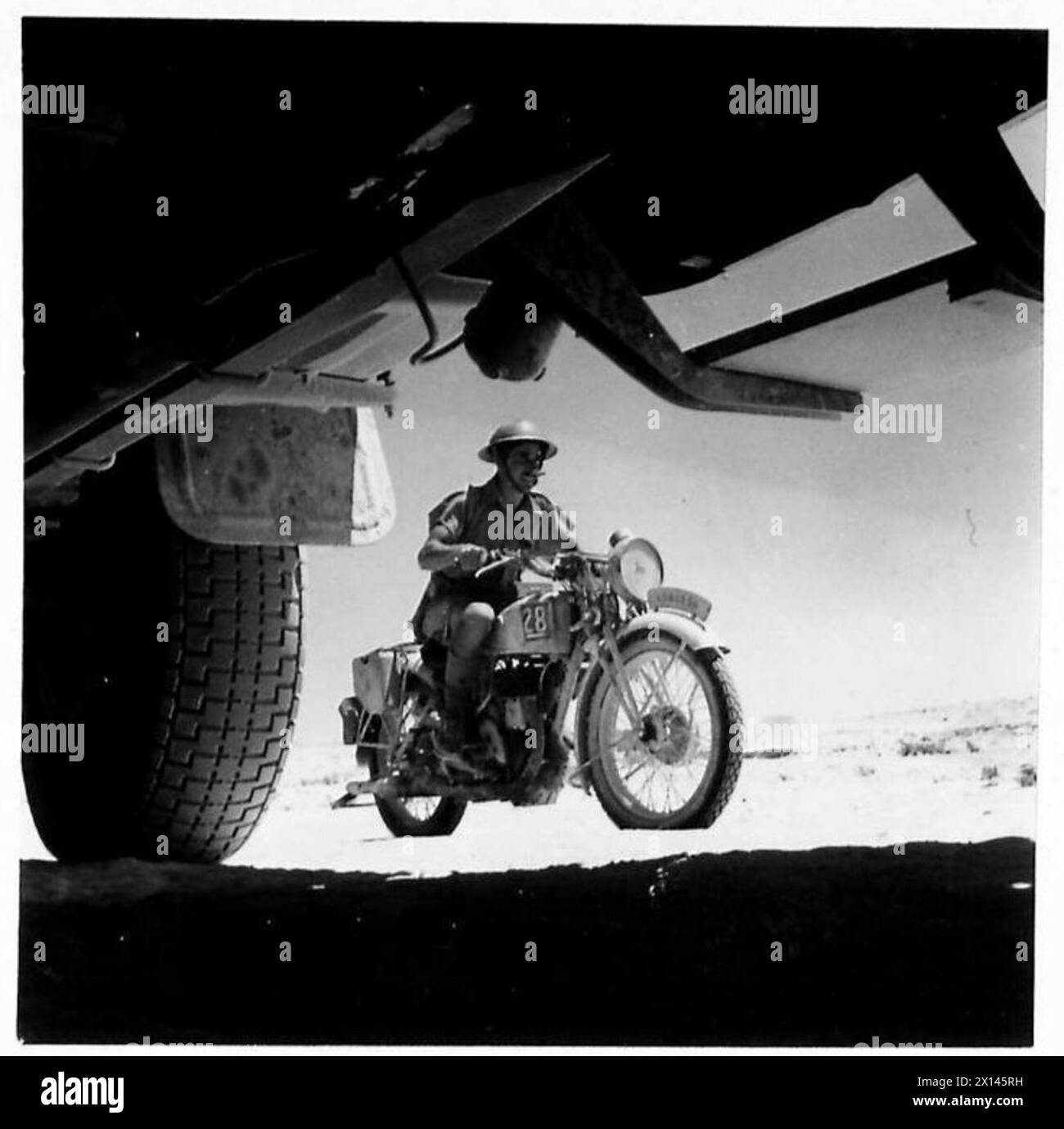 I postini del deserto dell'esercito britannico consegnano lettere e pacchi alle truppe utilizzando motociclette su terreni accidentati Foto Stock