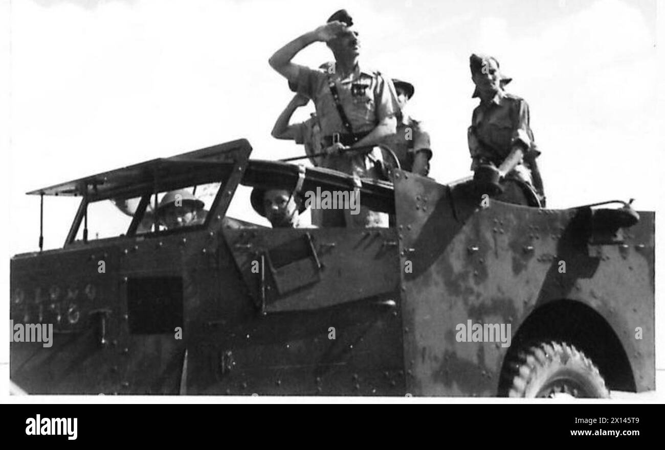 Il generale Władysław Anders ispeziona le truppe dell'esercito polacco da una Scout Car M3 durante una cerimonia per il 25 anniversario della giornata dell'indipendenza polacca a Gaza, in Palestina, 1942-1943. Foto Stock