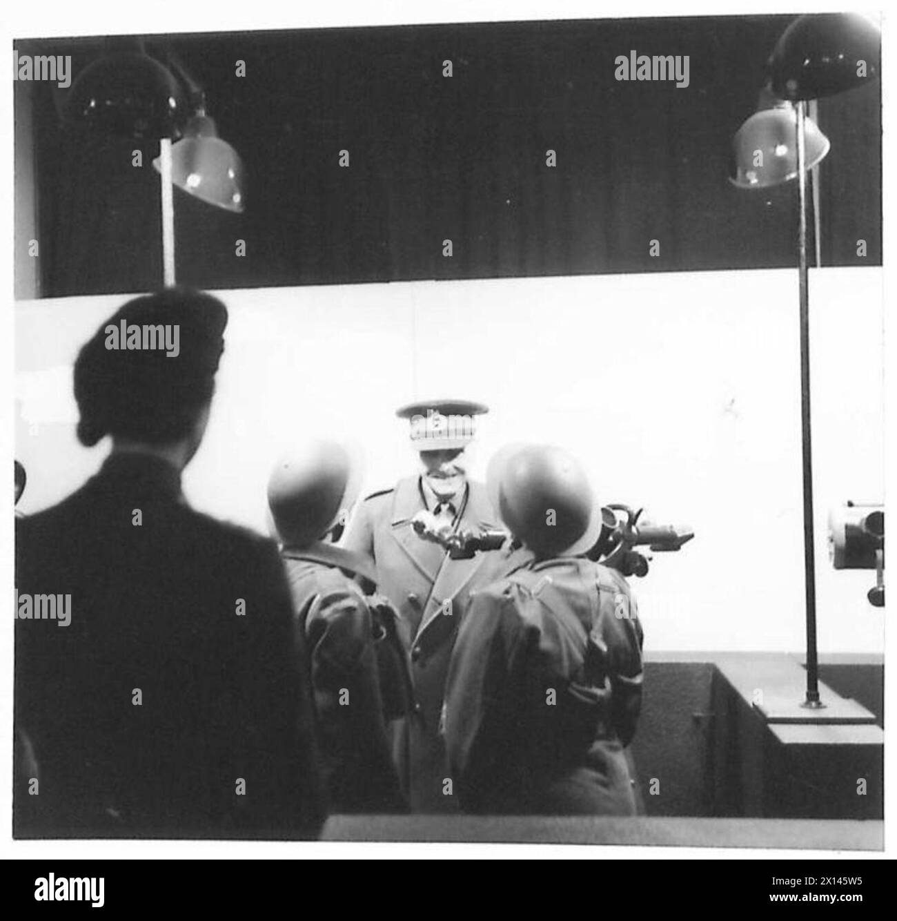 Gli addetti militari visitano la mostra ATS a Selfridges, dove Sir Sergisson Brooke, Goc London District, osserva e interroga gli osservatori sull'uso dei telescopi di identificazione. Foto Stock