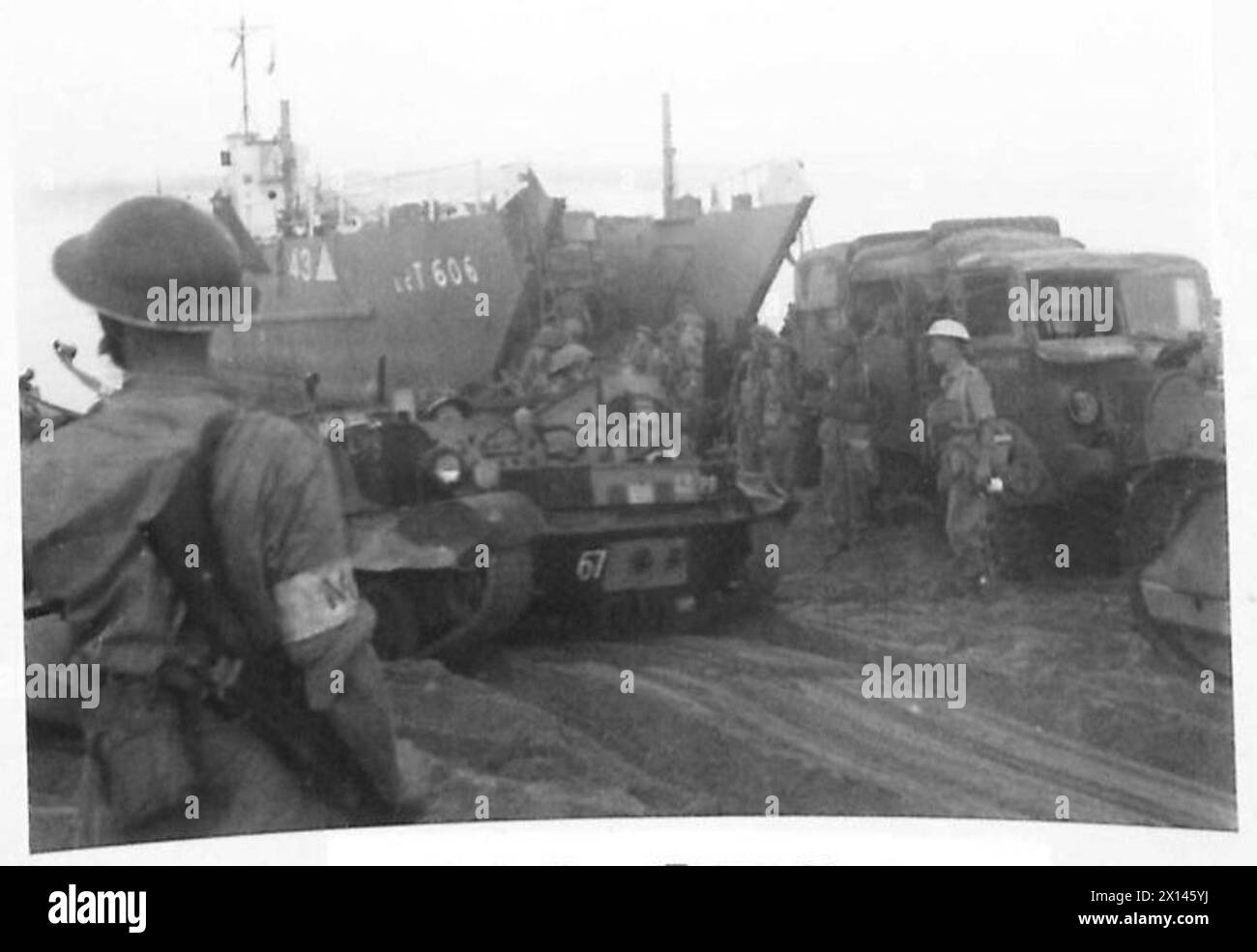 INVASIONE D'ITALIA : ZONA NAPOLI QUINTO ESERCITO SBARCA NEL GOLFO DI SALERNO - CFR. I.P.3. La scena di "Amber Beach" durante le operazioni di sbarco dell'esercito britannico Foto Stock