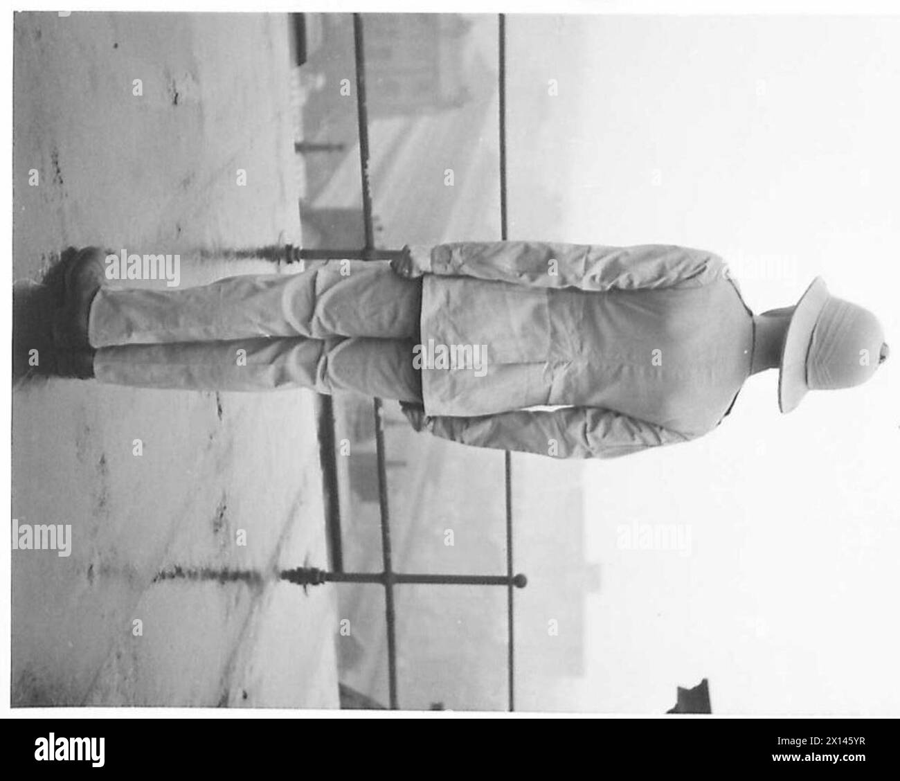 Un soldato dell'esercito britannico indossa abiti da battaglia tropicali emessi per l'impiego all'estero, tra cui uniforme leggera e copricapo. Foto Stock