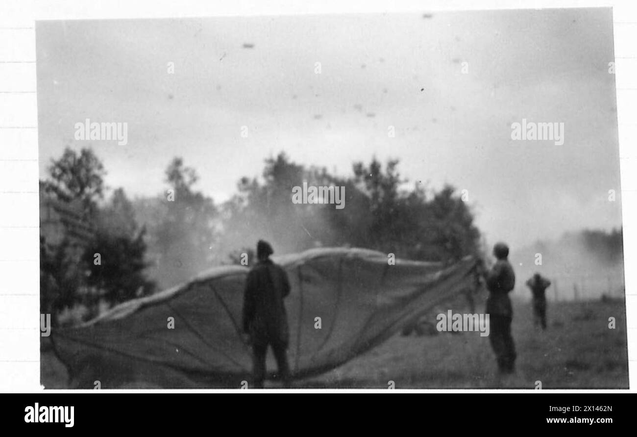 Fotografia che mostra le truppe aviotrasportate durante l'operazione Market Garden nel settembre 1944, mostrando un paracadute giallo per guidare gli aerei di rifornimento nella battaglia di Arnhem. Foto Stock