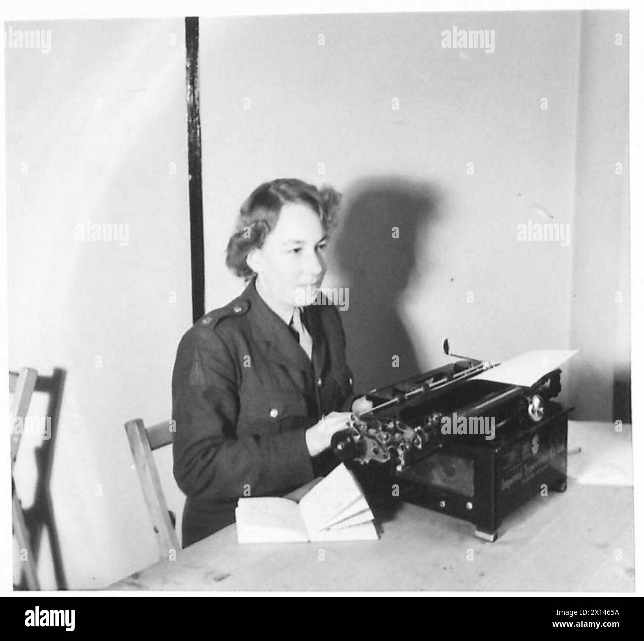 La privata Joyce Collinson dell'esercito britannico gestisce una macchina da scrivere al suo posto, svolgendo compiti amministrativi. Foto Stock