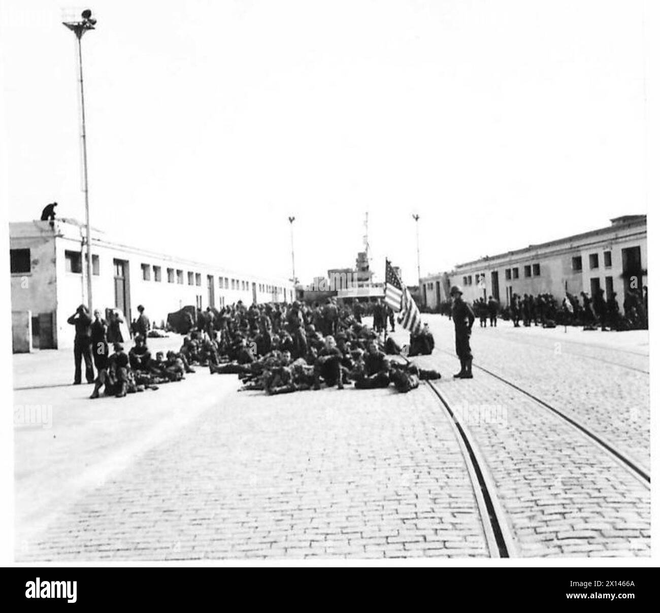 Le truppe della 34th Infantry Division sbarcarono ad Algeri con una bandiera americana il 9 novembre 1942, illustrando gli sbarchi militari durante l'operazione Torch. Foto Stock