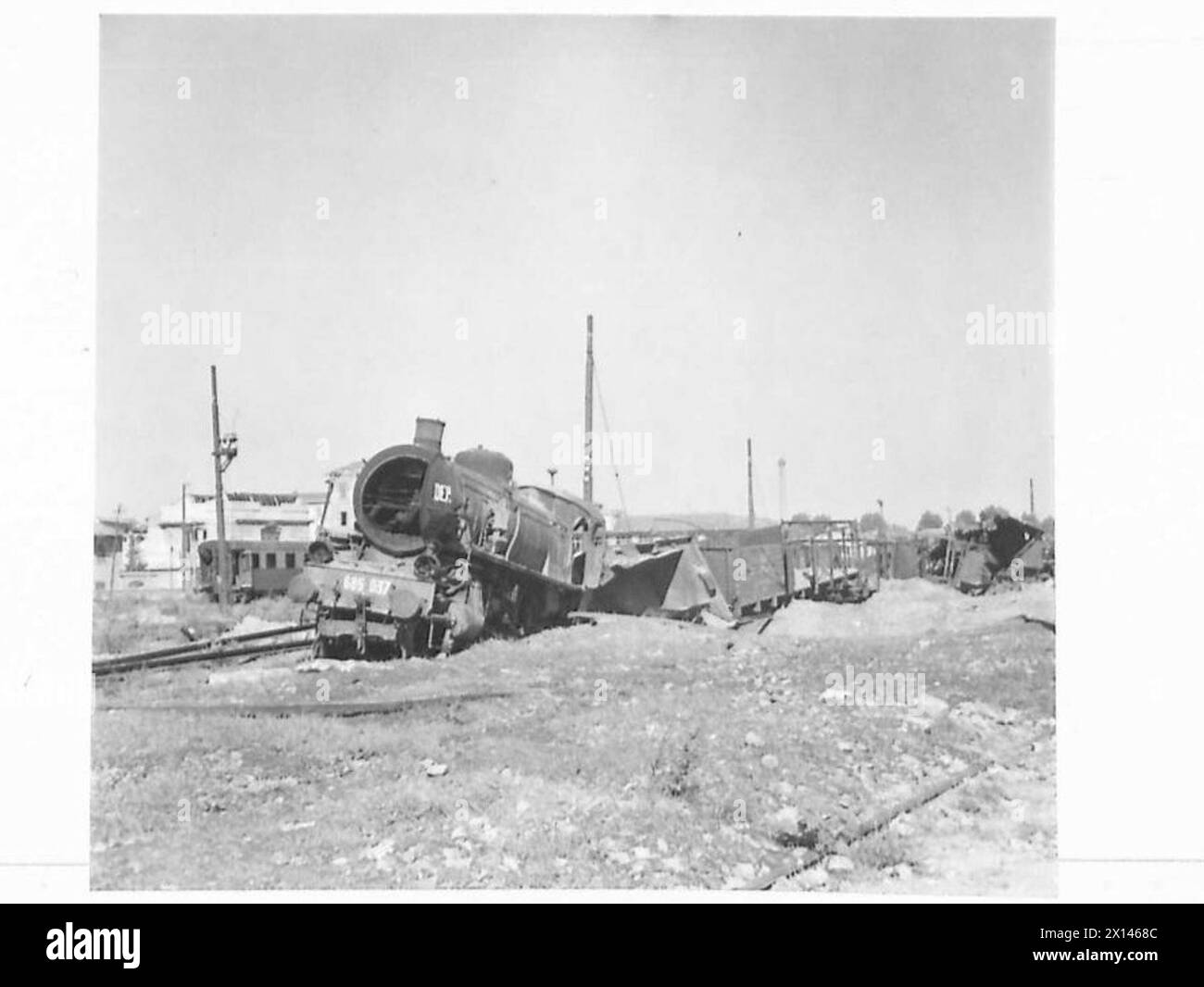 OTTAVA ARMATA: TESTA DI PONTE ATTRAVERSO L'ARNO - treni che soffrirono per mano degli squadroni tedeschi di demolizione dell'esercito britannico Foto Stock