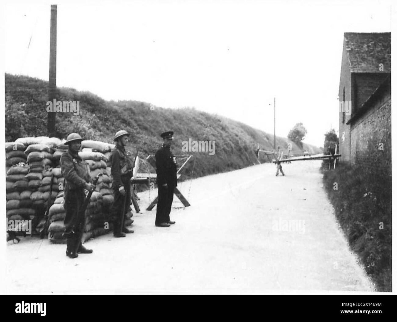 Fotografia negativa di vetro che mostra le misure di emergenza sulla strada Folkestone-dover per proteggere da potenziali atterraggi paracadutisti durante la guerra. Foto Stock