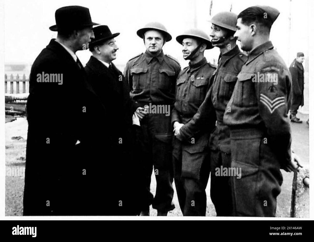 Le guardie domestiche dimostrano le operazioni antiaeree ai leader del settore locale, tra cui R.W. Jones, il sindaco di Southampton, e personale come il sergente W. Holloway e Pte. Gordon Rigers. Foto Stock