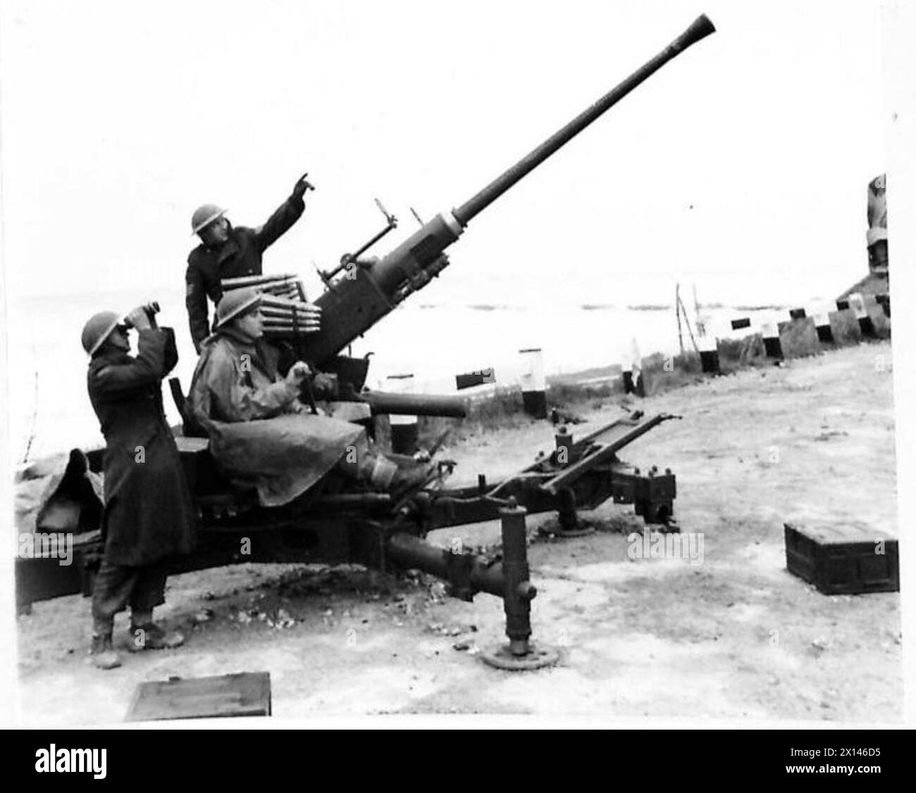 L'ESERCITO BRITANNICO IN NORD AFRICA, SICILIA, ITALIA, BALCANI E AUSTRIA 1942-1946 - il commento generale dei canadesi è che il tempo è più freddo che a casa, qui ci sono i cannonieri del 2 Light A.A. Battery 2 Light A.A. Regiment che comandano un Bofors sulla costa vicino Ortona. Nella foto ci sono: GNR Stan Snell (seduto) di Totfield, Alberta Sgt. J. Gibney, e GNR. George Anetka - spotter - entrambi di Canora, Saskatchawan British Army Foto Stock