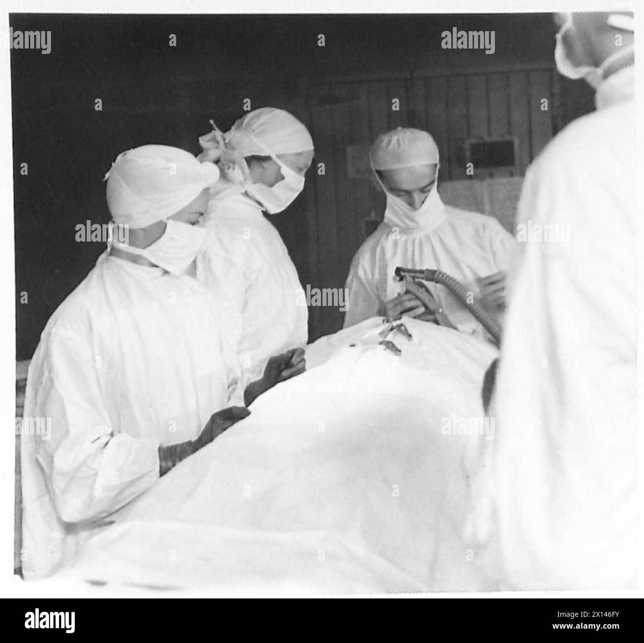 SUORE INFERMIERISTICHE AL LAVORO IN Un OSPEDALE NEL DESERTO - le suore hanno un compito importante nella sala operatoria nell'assistere i chirurghi British Army Foto Stock