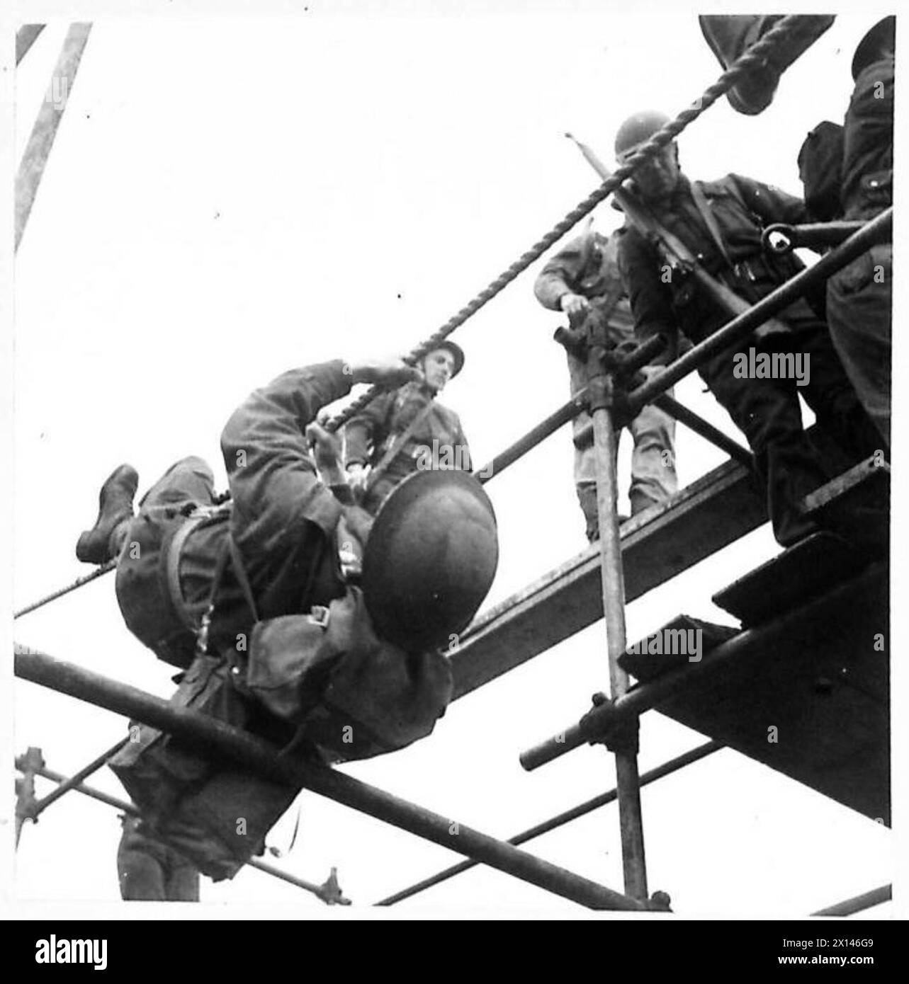 Un ostacolo tubolare in acciaio viene utilizzato nell'addestramento dell'esercito britannico per fornire una serie di esercizi fisicamente impegnativi per il personale. Foto Stock