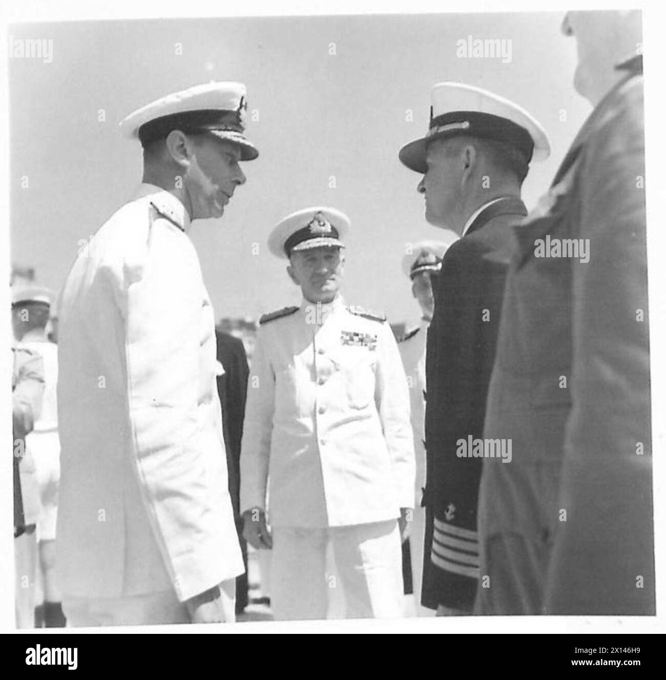 Sua Maestà il Re del Regno Unito è mostrato in Italia parlando con gli ufficiali della marina americana. Foto Stock