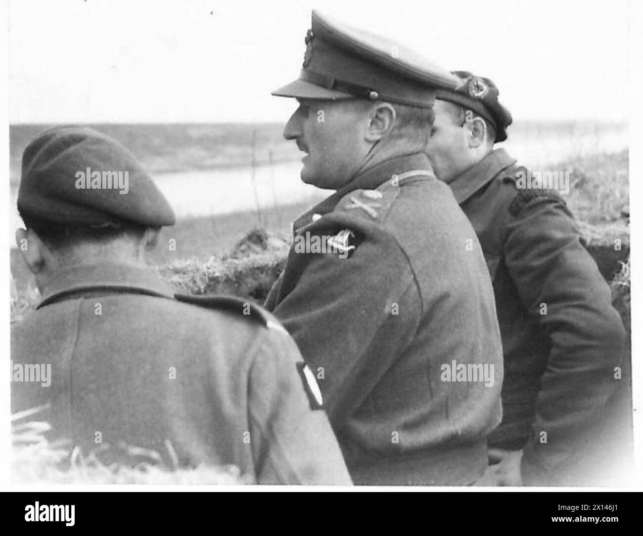Il tenente generale Keightley visita una postazione di osservazione sul fiume Reno per ispezionare le forze partigiane Foto Stock