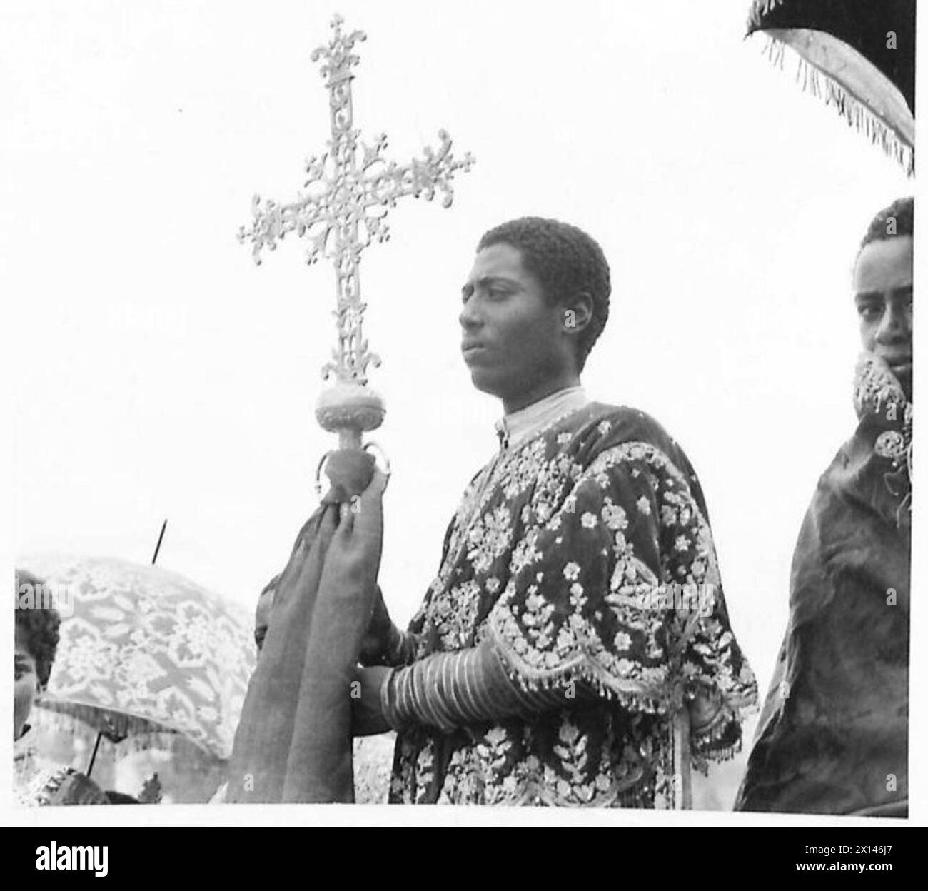 Un dignitario della Chiesa copta abissina attende in abito cerimoniale l'arrivo dell'imperatore Haile Selassié ad Addis Abeba. Foto Stock
