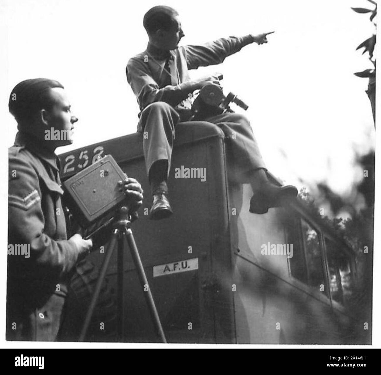 Un capitano dell'esercito dell'Army Film Unit, ex cameraman della BEF e partecipante ai raid dei Commando, sta filmando una nuova produzione sul posto a Pinewood sotto la supervisione dell'esercito britannico. Foto Stock