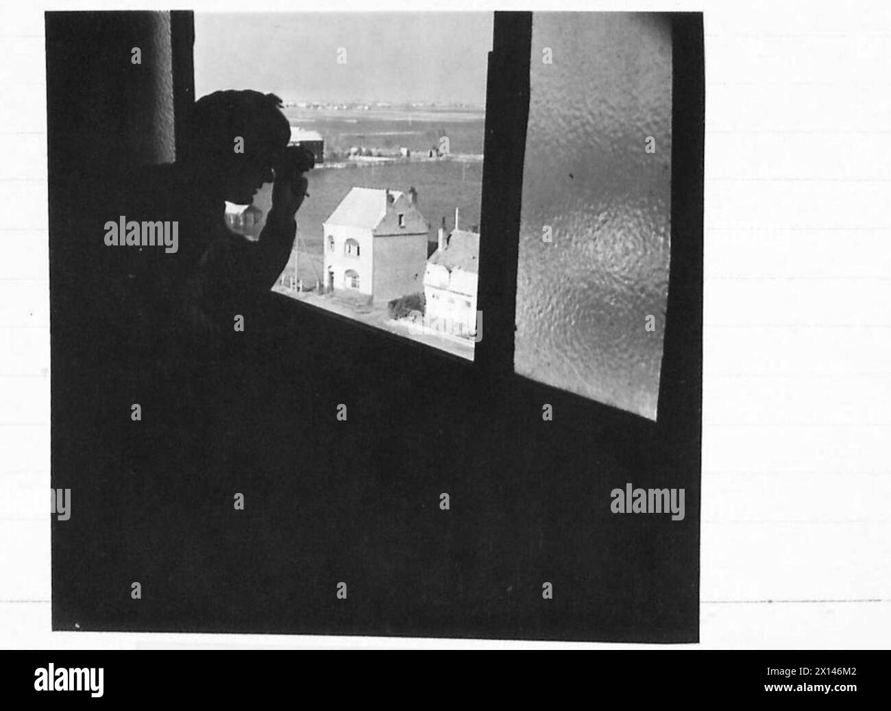 Un sergente RA osserva il bombardamento di Dunkerque da un Observation Post, British Army, 21st Army Group. Foto Stock