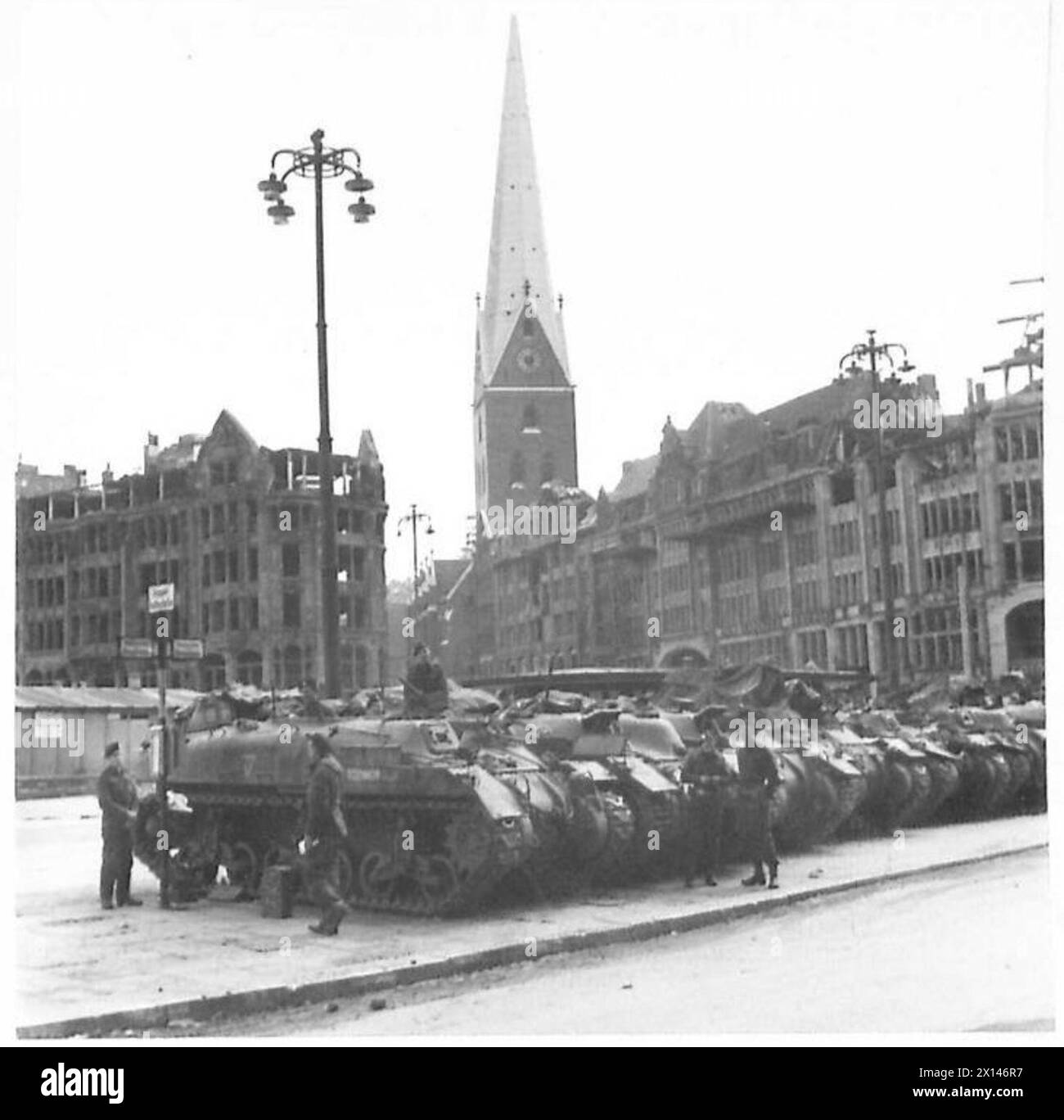 Le portatruppe corazzate di canguro britannico che trasportano elementi delle 1/5 regine sono posizionate nel centro di Amburgo il secondo giorno dopo la resa della città, il 21st Army Group. Foto Stock