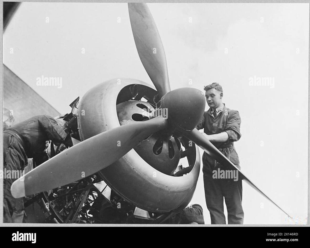 I meccanici rimuovono la calandra e smontano e revisionano un motore radiale Bristol Pegasus XVIII come parte della manutenzione ordinaria della Royal Air Force. Foto Stock